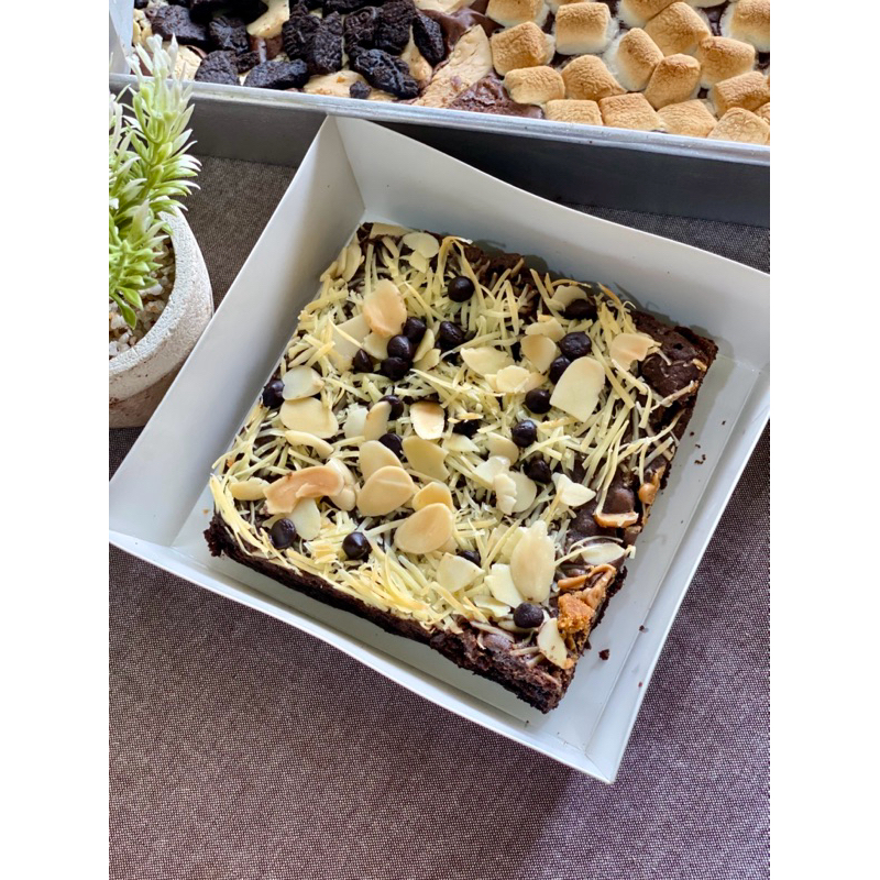 

Fudgy Brownies Almond x Cheese size 10x10cm