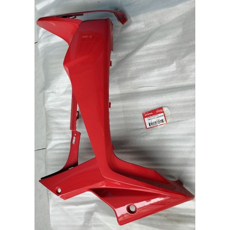64400-KVL-N00WRD Cover tebeng sayap kanan Supra X 125 Batman warna merah ORI AHM