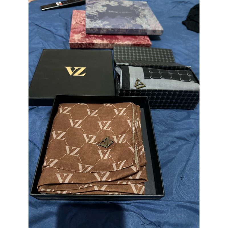vivi zubedi scarf