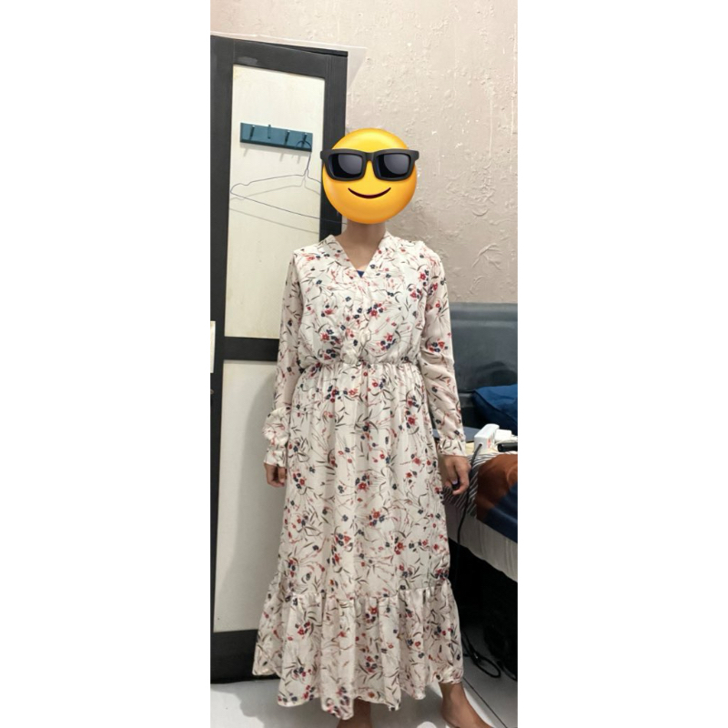 Dress Sifon. Preloved ya. di keterangan LD = lingkar dada PB = panjang baju. Untuk try on di tinggi 