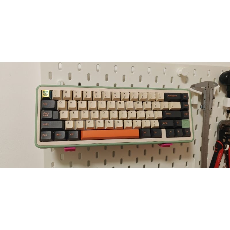Stand Keyboard Display – Dudukan Meja & IKEA Pegboard (120mm Bevel)
