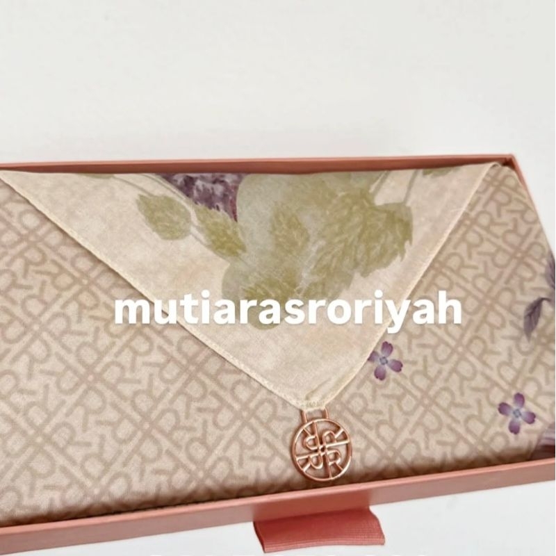 READY STOCK Ria Miranda Scarf Samia Ecru Dusty Cream Riamiranda Jilbab Kerudung segiempat square new