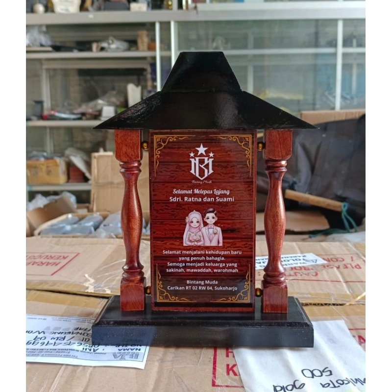 PLAKAT VANDEL KAYU RUMAH JOGLO