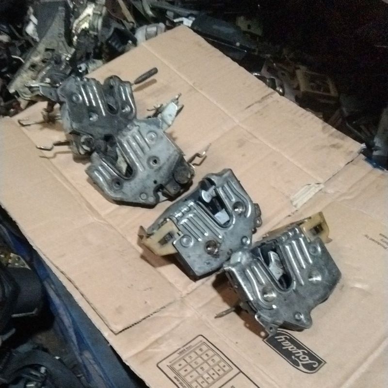 DOOR LOCK PINTU MERCEDES MERCEY BENZ W124