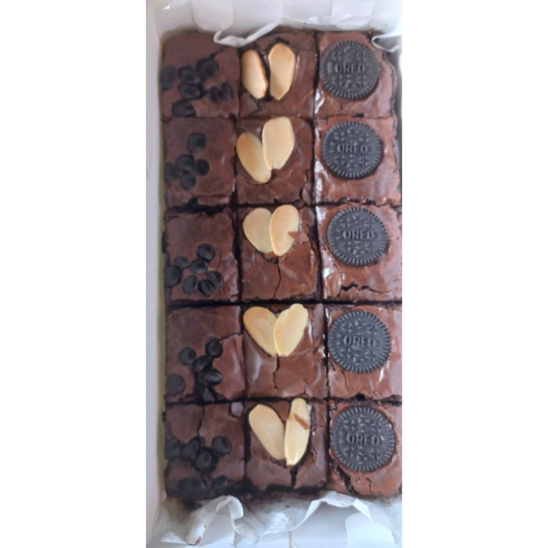 

brownies panggang PREMIUM 20x10 isi 15 kotak