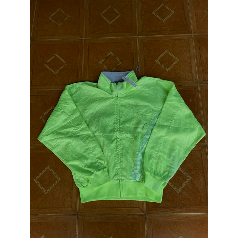 JAKET ASICS