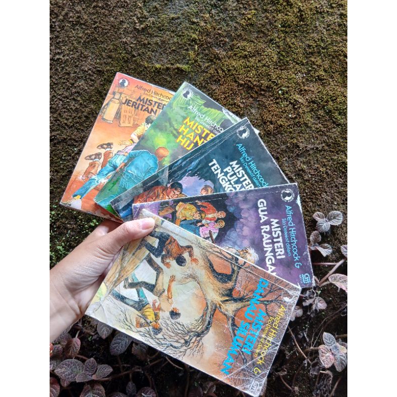 ALFRED HITCHCOCK & TRIO DETEKTIF:JERITAN JAM,HANTU HIJAU,PULAU TENGKORAK,GUA RAUNGAN,DANAU SILUMAN.S