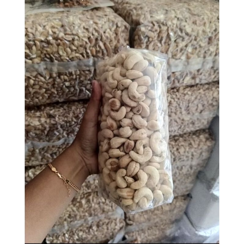 

kacang Mede utuh mentah