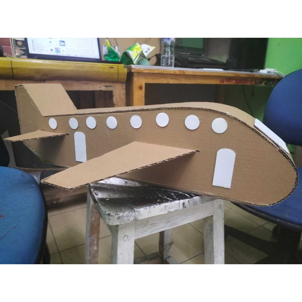 miniatur pesawat terbang ukuran panjang 60 cm terbuat dari bahan kardus tebal