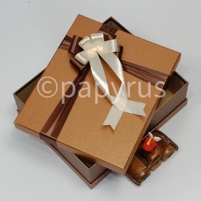 

PAPYRUS Sandwich 25x30 Tinggi 10cm Kotak Kado Gift Box Hadiah V2