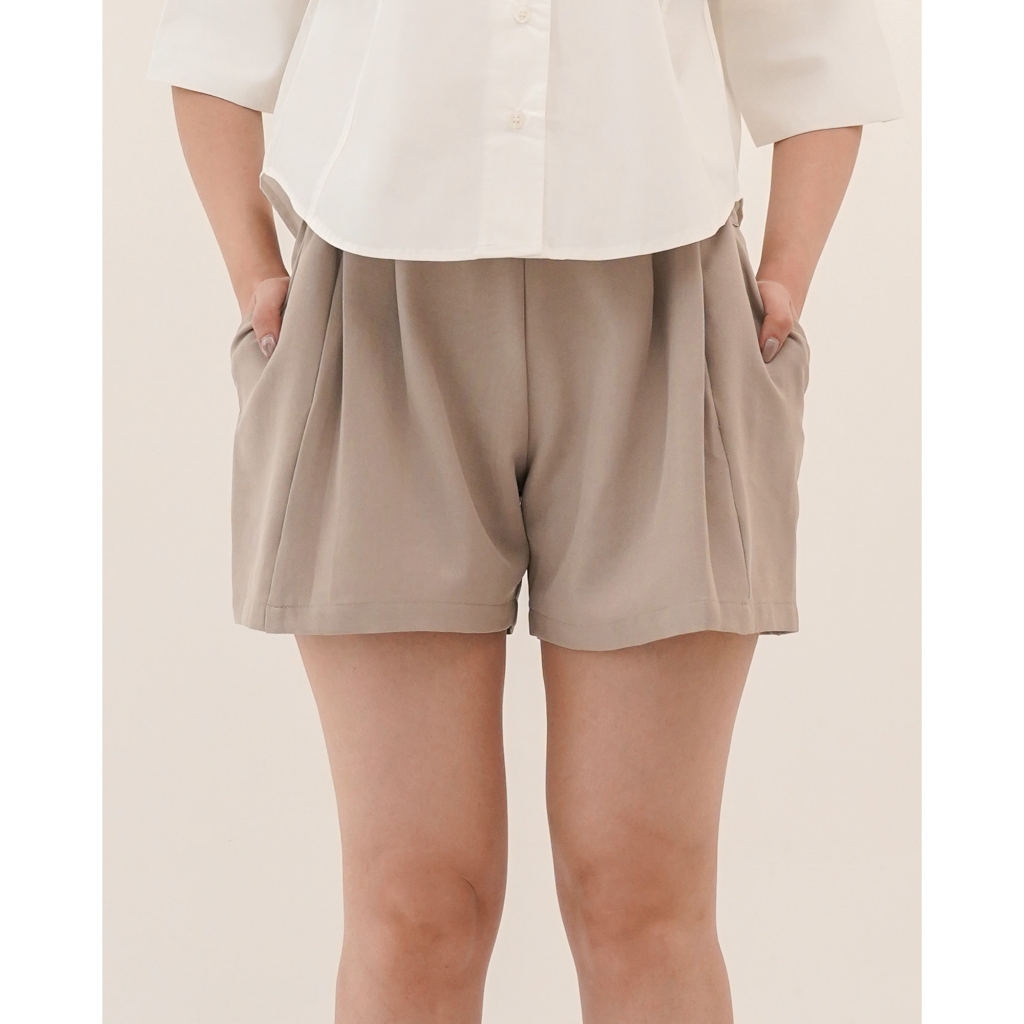 Wearstatuquo Nayao Pleated Short Pants - Beige