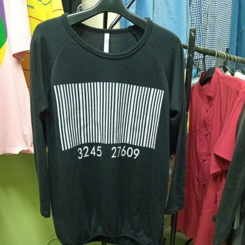 Sweater crewneck wanita hitam motif