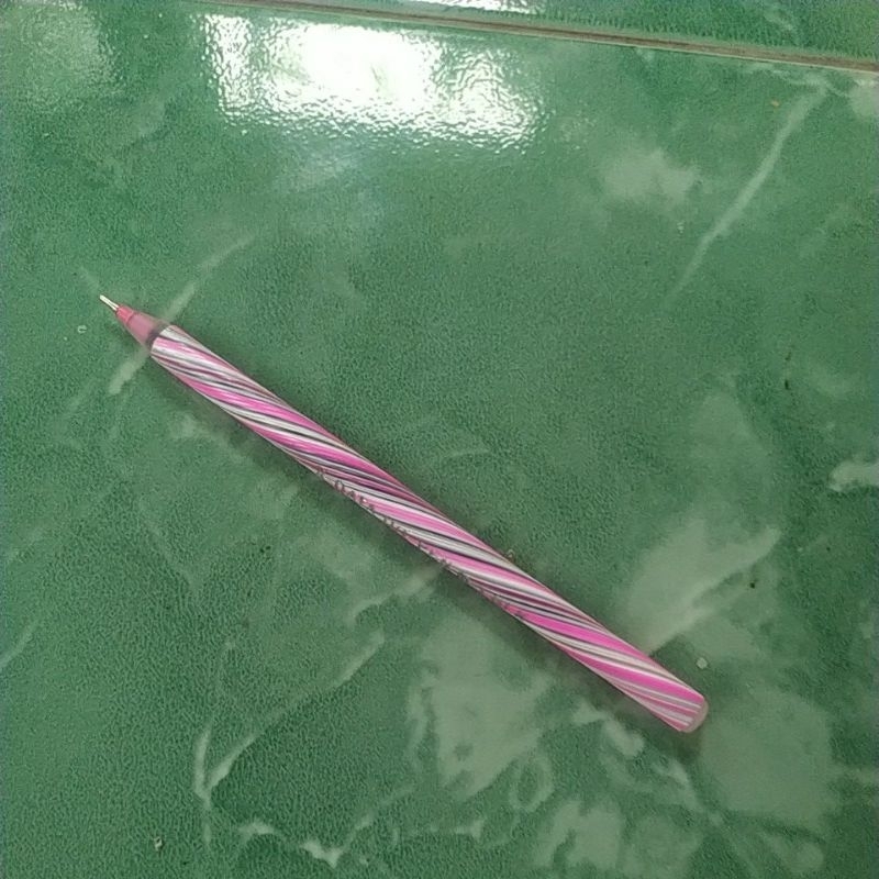 

Pulpen pena warna hitam alat tulis