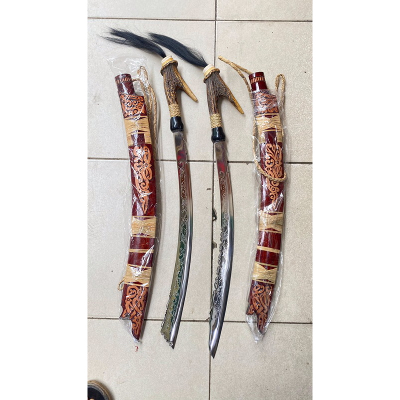 MANDAU BAJA PUTIH MELENGKUNG KHAS DAYAK KALIMANTAN