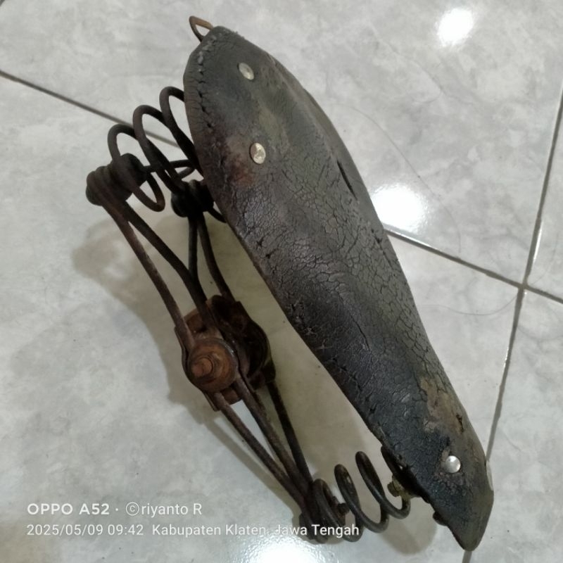 sadel dames sepeda onthel ori lawasan kulit juga lawasan basikal tua