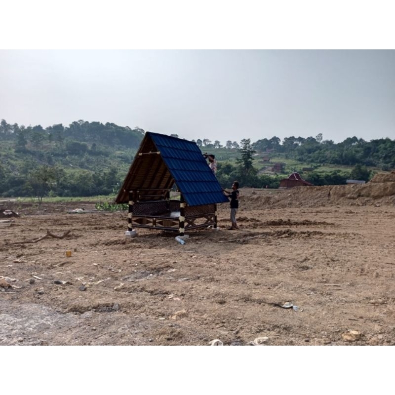 saung bambu/gazebo bambu ukuran 2x2 atap genteng metal pasir betul kerucut