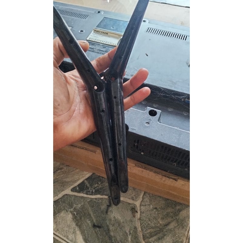 kaki tv polytron 24inch - 32inch sama... GRATIS 4 BAUT 
