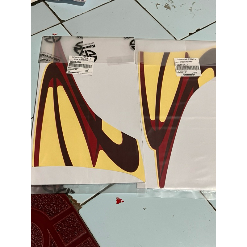 STIKER STICKER STRIPING FAIRING BESAR SAMPING KIRI KANAN MERAH NINJA RR OLD 2010-2011 ORI