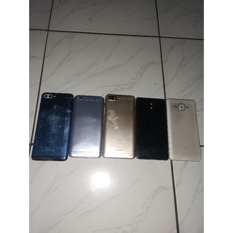rongsokan hp jadul. berbagai macam tipe dan semuanya hidup