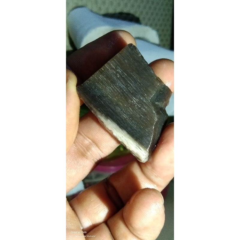 Batu fosil kelor super crystal tembus warna merah dan menyala jika di tespen