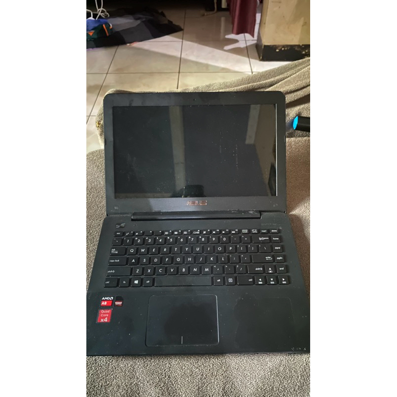 Lapgtop Asus AMD-A8 7410
