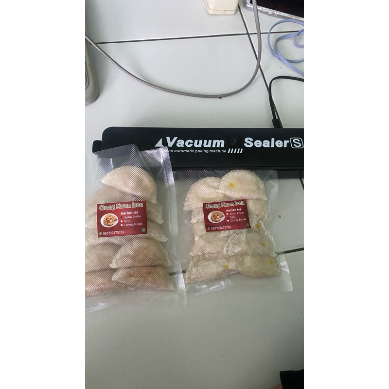 

cireng isi ayam suwir pedas isi 10pcs by mama izan