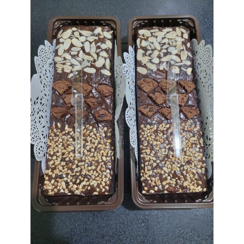 

Premium Cakey Brownies Dapoer Ratna 28x10 cm Nyoklat Lembut Wangi
