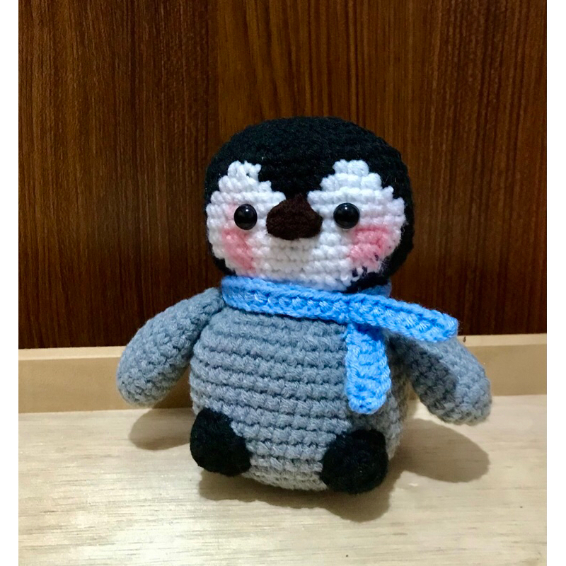 Boneka pinguin crochet amigurumi