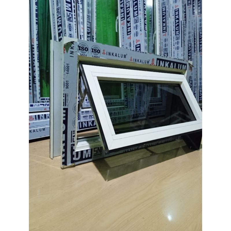 JENDELA CASMEN BOVEN KACA ALUMUNIUM
