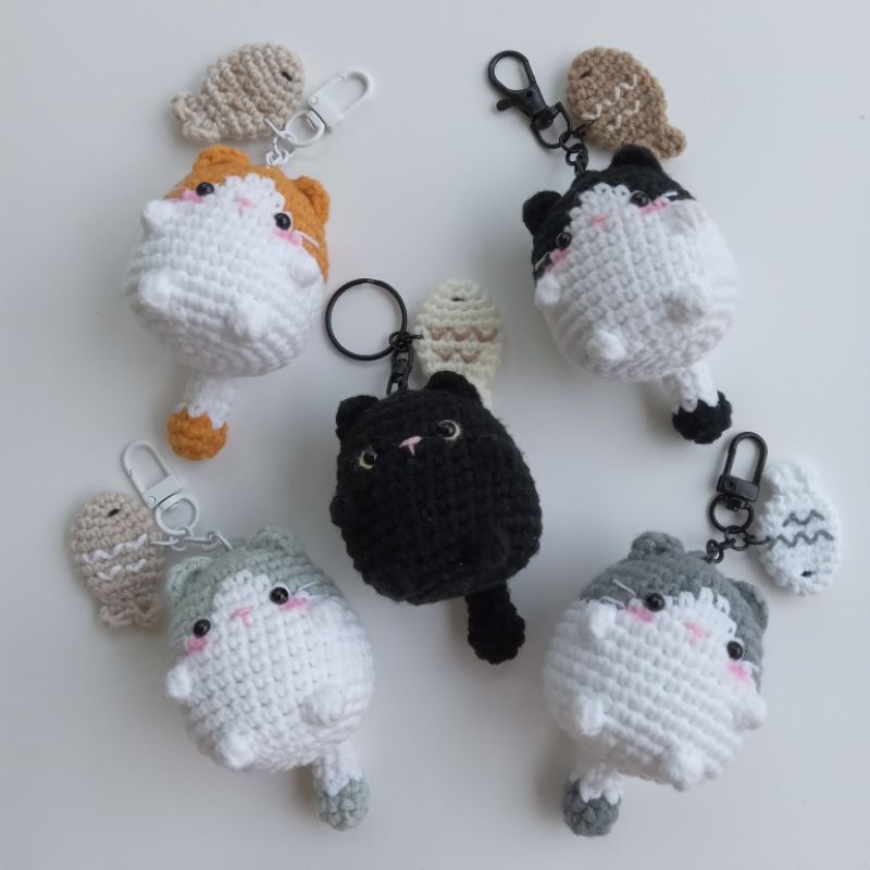 gantungan boneka rajut kucing ikan taiyaki keychain crochet amigurumi cat with fish taiyaki