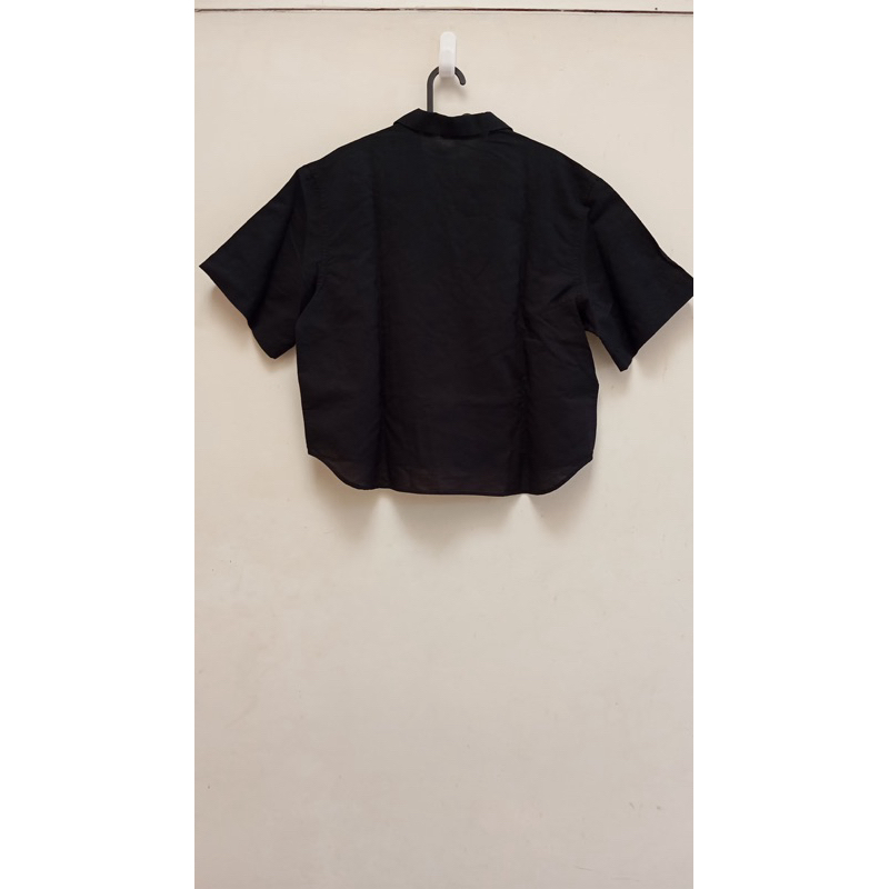 Kemeja crop uniqlo hitam