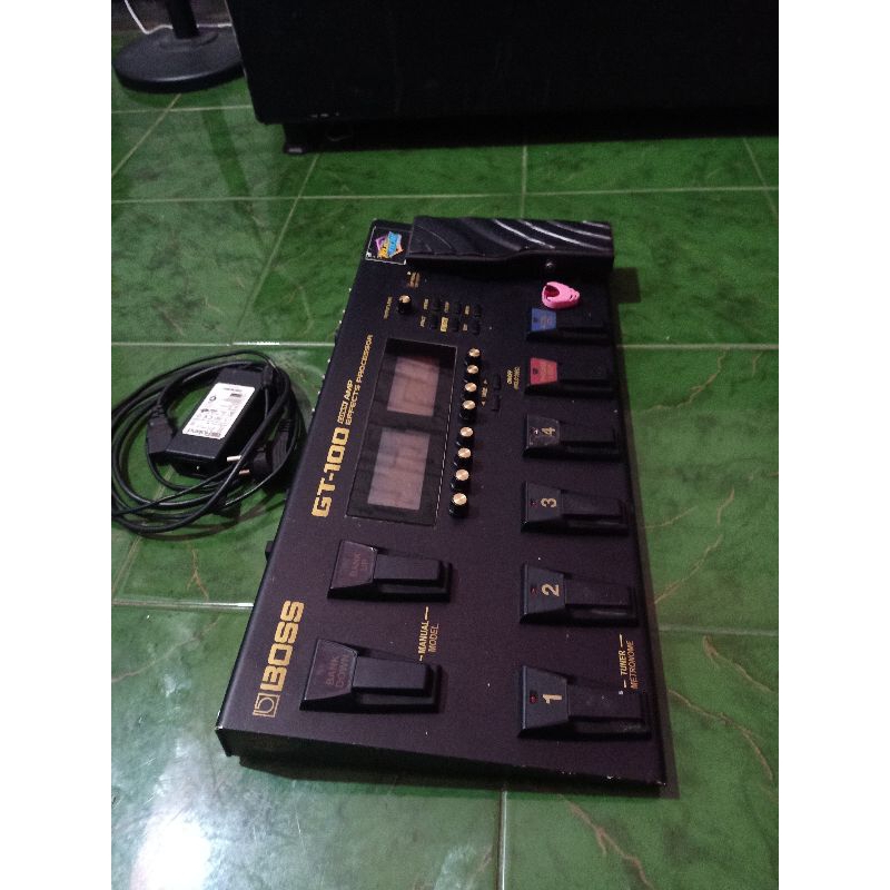 Efek gitar Boss gt100