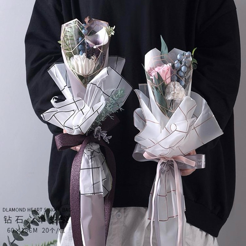 

[HANYA KERTAS] Cellophane SINGLE DIAMOND LOVE Plastik Bunga Mawar / Wrapping Plastik untuk Mini Buket Rose ( per lembar ) hanya jual plastiknya saja tanpa bunga & pita