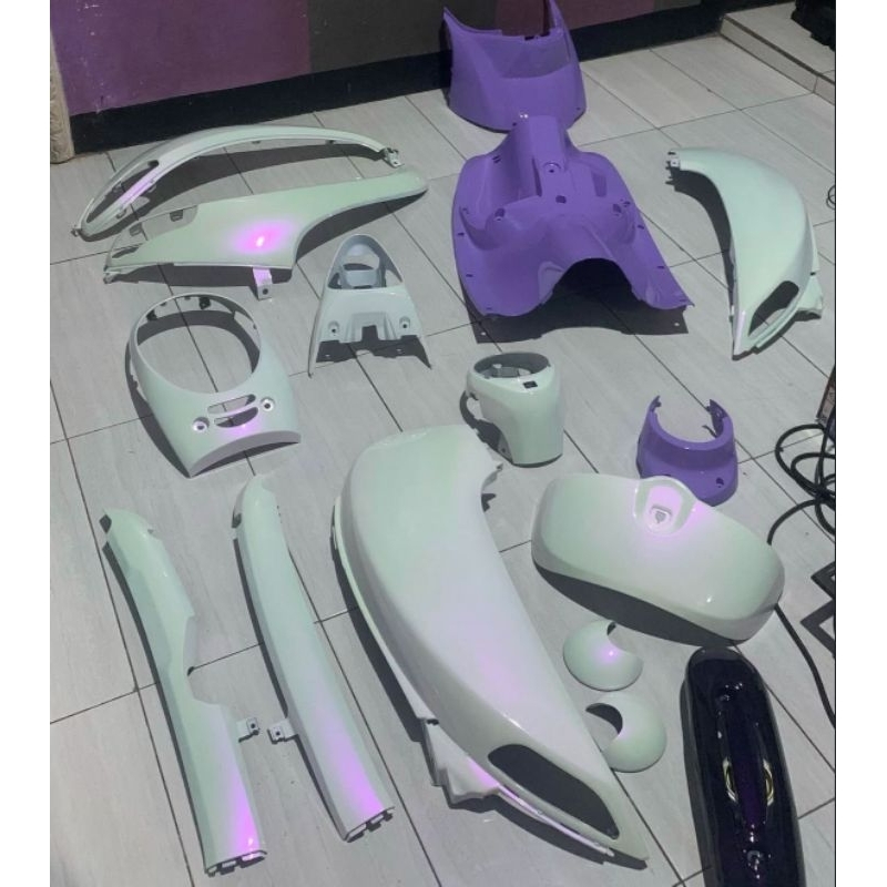 COVER FULL BODY HALUS SCOOPY FI TAHUN 2013-2016 COSTEM WARNA PUTIH LEMBAYUNG UNGU