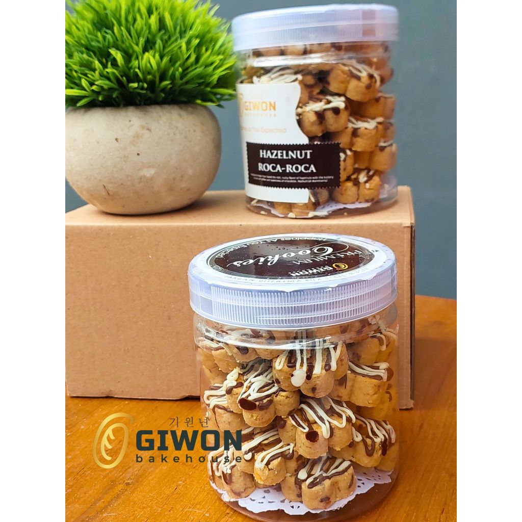 

Kue Kering Hazelnut Roca - Roca Premium Topping Kacang Hazelnut dan Dark and White Chocolate Premium Original by Giwon Bakehouse Cookies