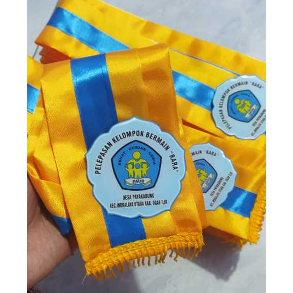 Kalung Samir Wisuda Kain Satin Tengah Pita / Bandul Wisuda / Pin Medali