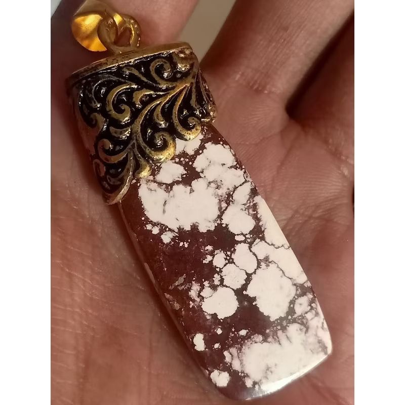 natural pirus putih urat merah.