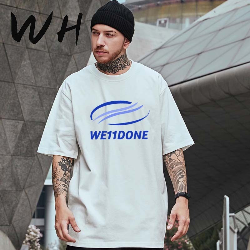 Interpretasi mode kaos merek "WE11DONE", trendi, gaya jalanan keren, kaos hitam dan putih, gaya pasa