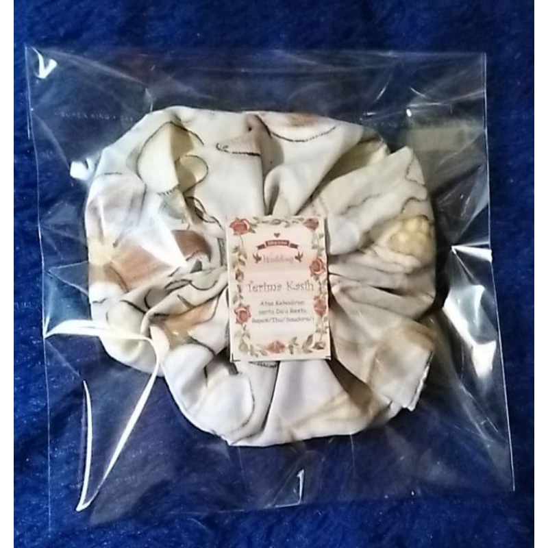 souvenir tali rambut sudah dikemas dan ada kartu ucapan.