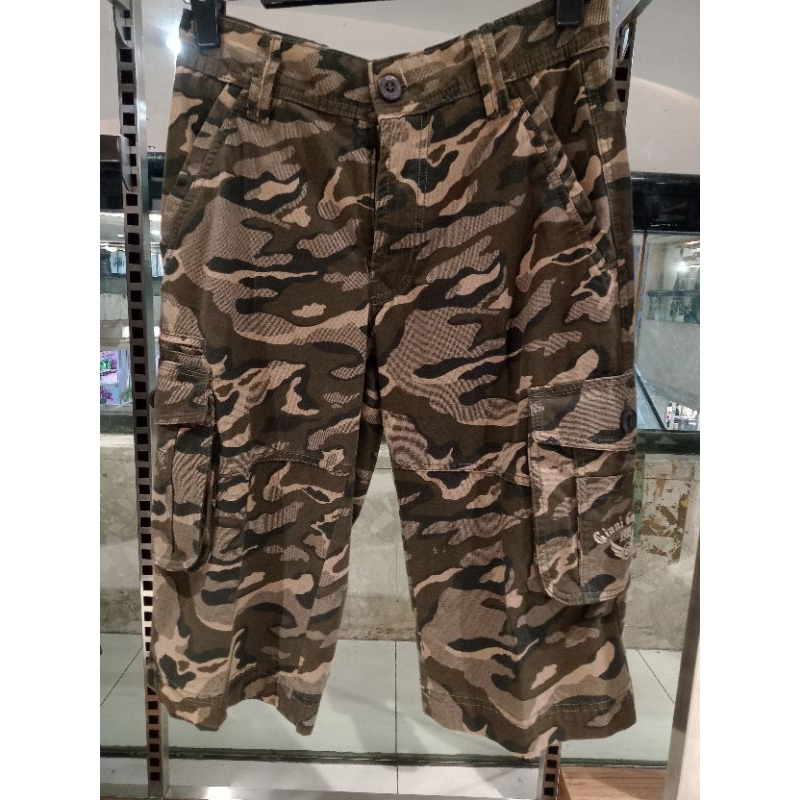 CELANA PENDEK GIANI GRACIO