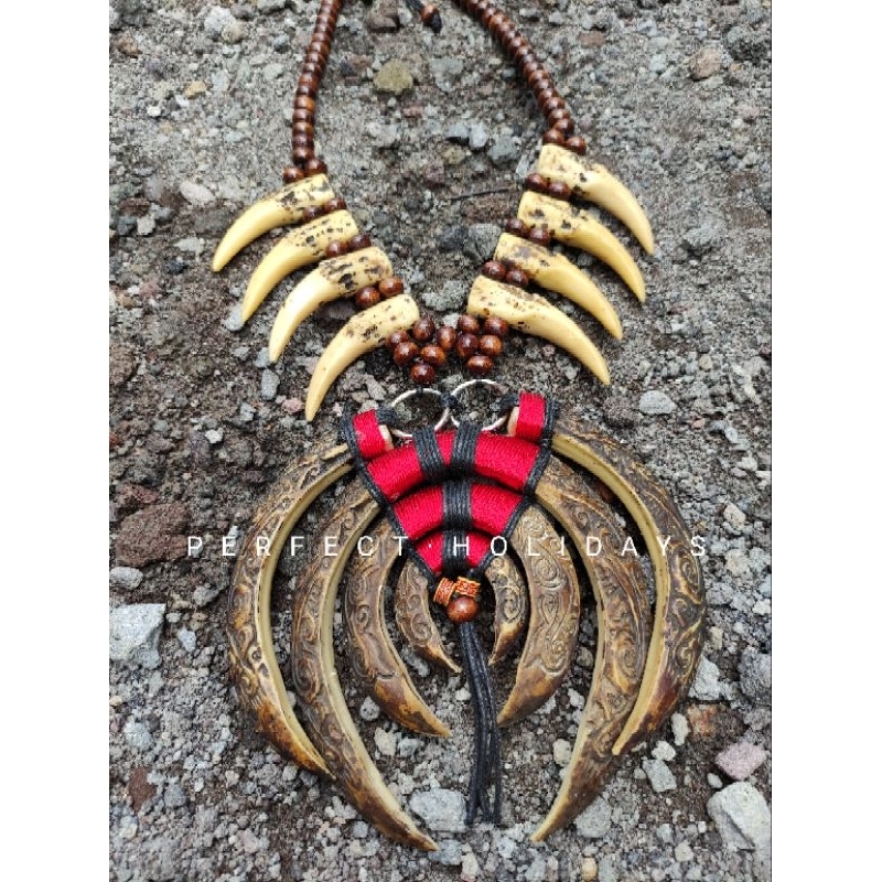 kalung etnik Dayak taring ukir