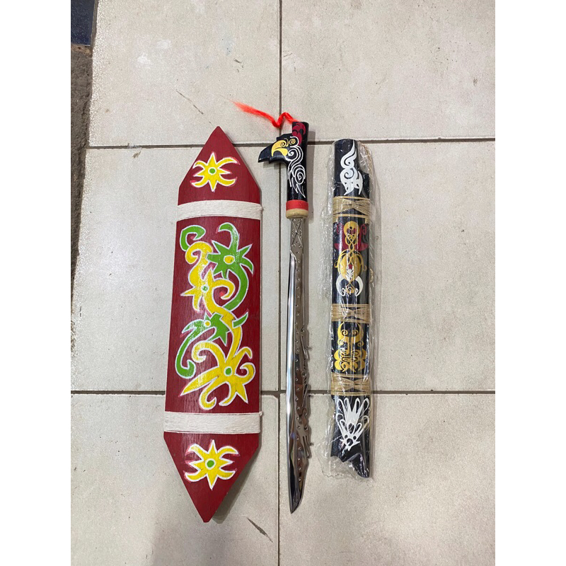 SATU PAKET MANDAU BAJA PUTIH DAN TAMENG  KHAS  DAYAK KALIMANTAN