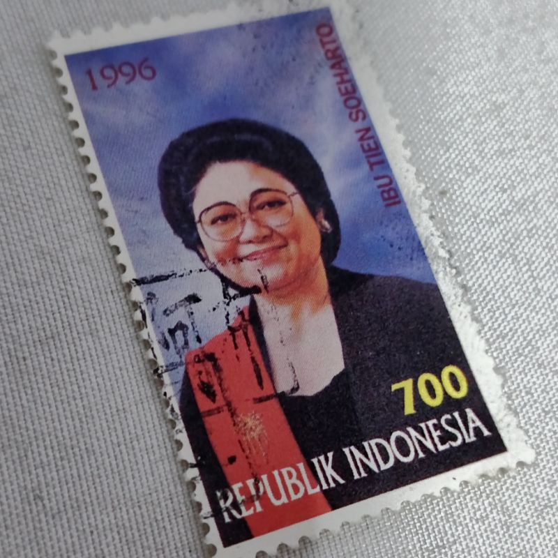 

prangko ibu Tien suharto bekas pakai