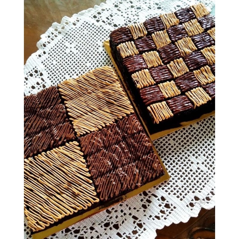 

brownies dengan topping mix lotus dan nutella