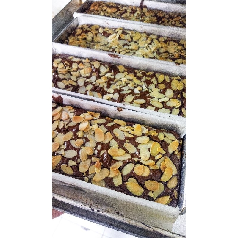 

Brownies Fudgy Buttery dan menggunakan coklat premium