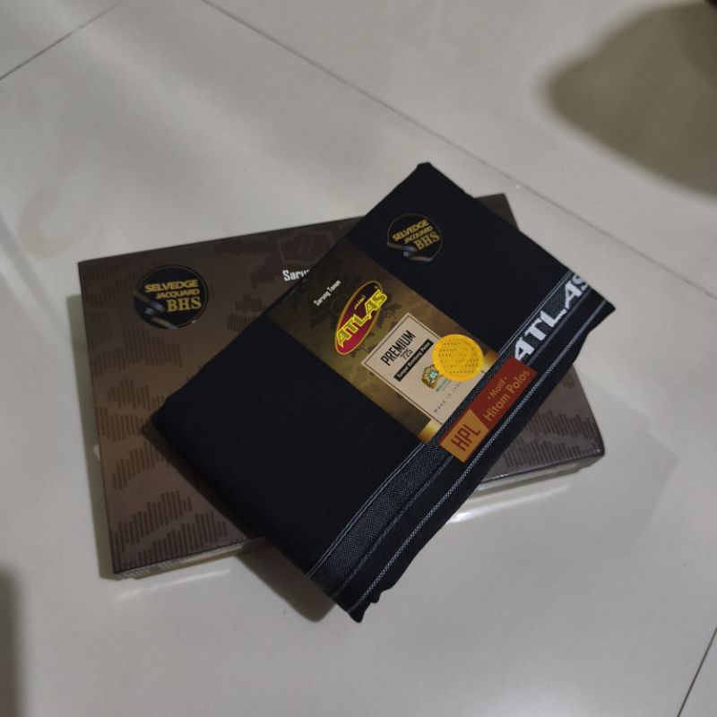 LIMITED SARUNG ATLAS PREMIUM 725 HITAM POLOS TUMPAL KEMBANG SELVEDGE