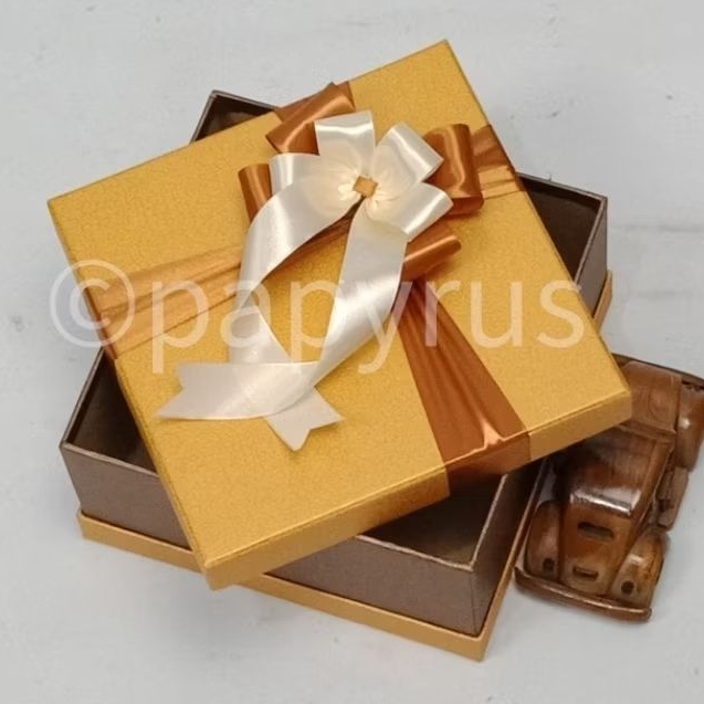

PAPYRUS Sandwich 20x20 Tinggi 10cm Kotak Kado Gift Box Hadiah V1