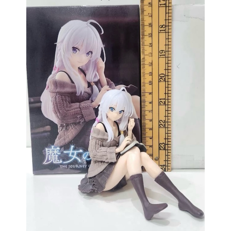 action figure elaina duduk santai