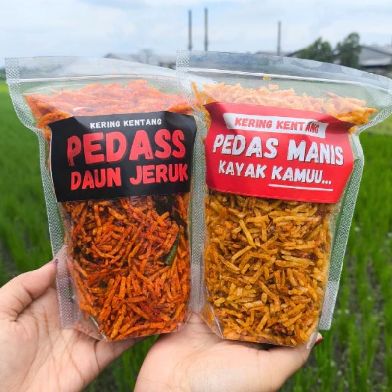 

Paket 2 Pouch Kering Kentang Mustofa Premium 200gr Original Pedas Daun Jeruk Makanan Ringan Snack Camilan Renyah Pedas Nagih