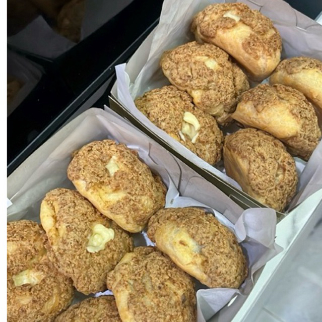 

HANYA GRESIK - SBY | Choux Au Craquelin by Khas Iboek Gresik